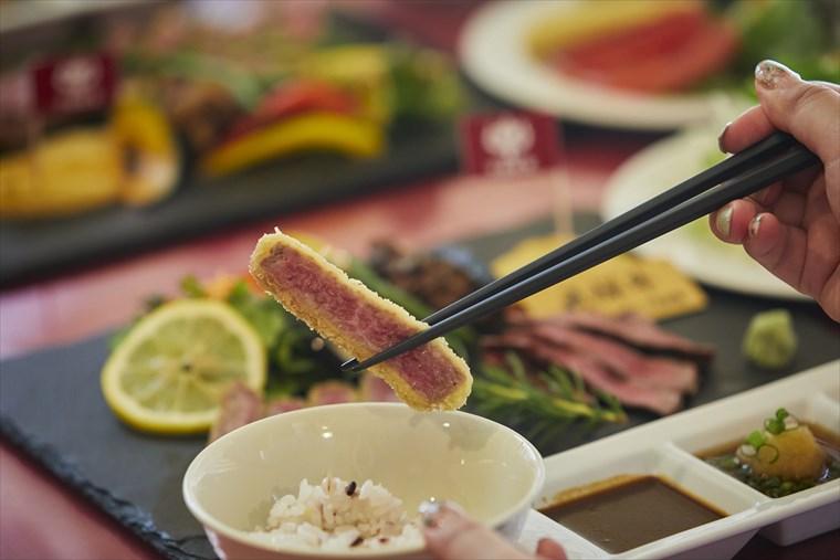 飛騨牛かつとステーキ2種食べ比べ