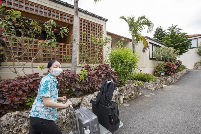 スタッフが案内