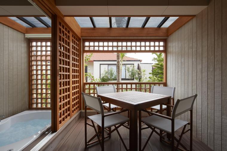 屋根付きのテラス