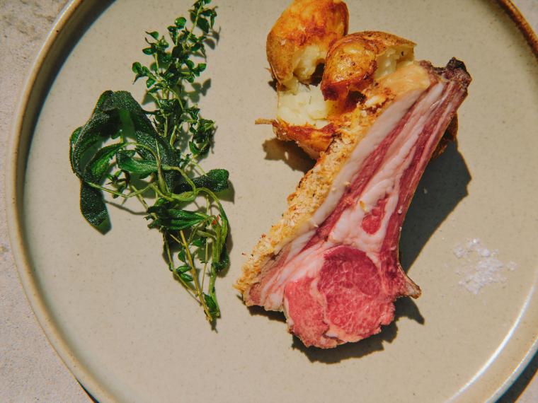 炭火で焼き上げた肉料理。レストランではカジュアルからフォーマルまでシーンに合わせた料理の対応が可能です