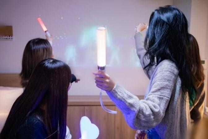 照明一体型のプロジェクター「popIn Aladdin」が付いたシアタールーム