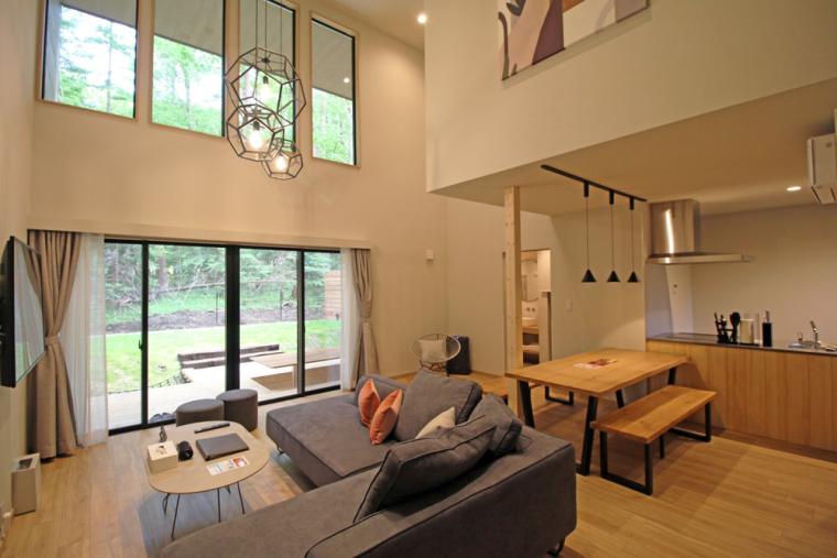 リビング・ダイニング、キッチンがひと続きになった広々としたフロア