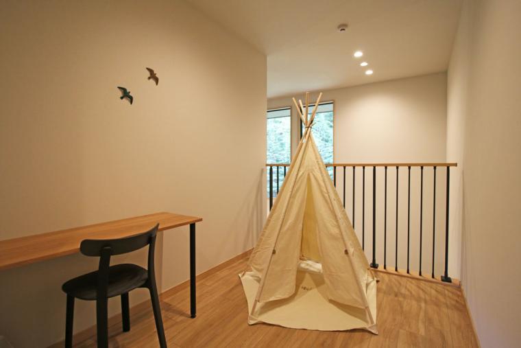 ティピーテントとワークデスク