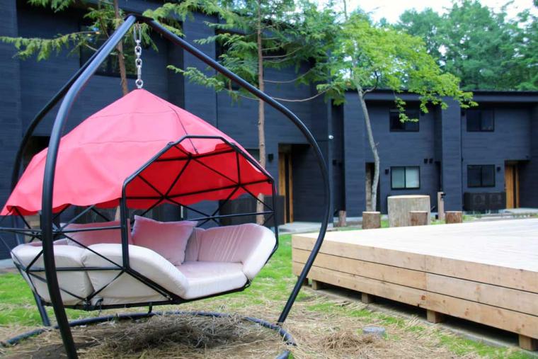 大型のハンギングソファ