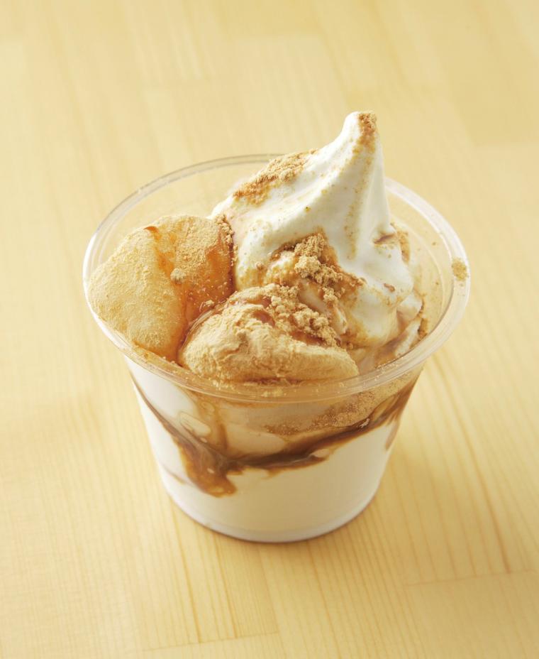 ソフトクリームに桔梗信玄餅をのせた「桔梗信玄餅ソフト」