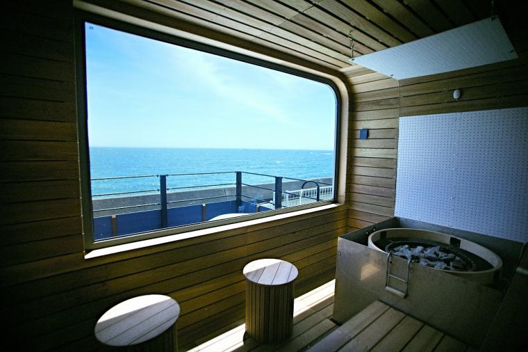 窓から水平線を眺められる本格フィンランド式サウナ