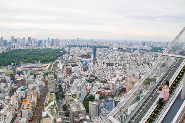 46階からエスカレーターに乗って屋上へ