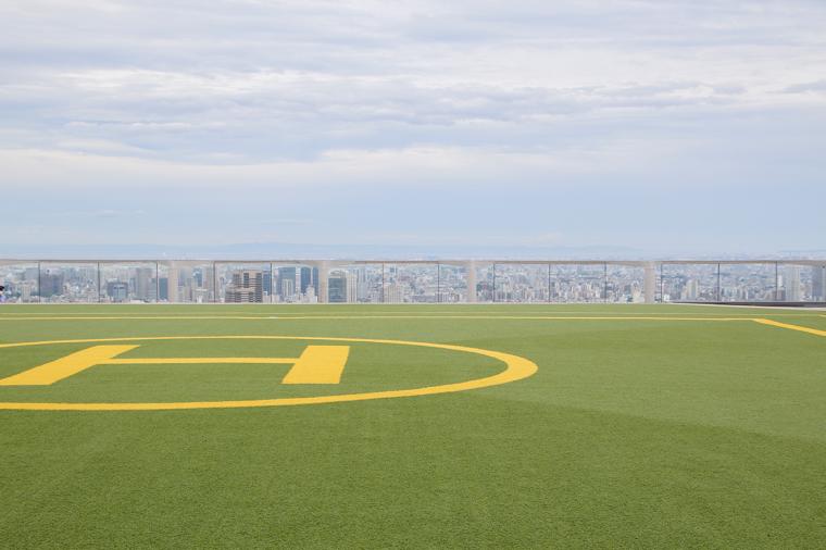 ルーフトップは芝生の広場