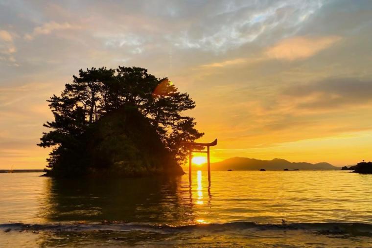 金色に染まる日没のオーシャンビュー