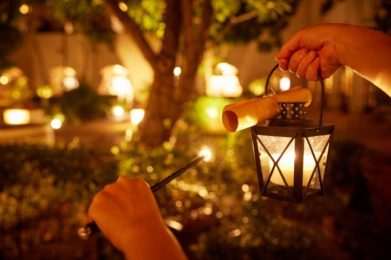 ランタンを片手に金庫を解錠する暗号を探しに行きます