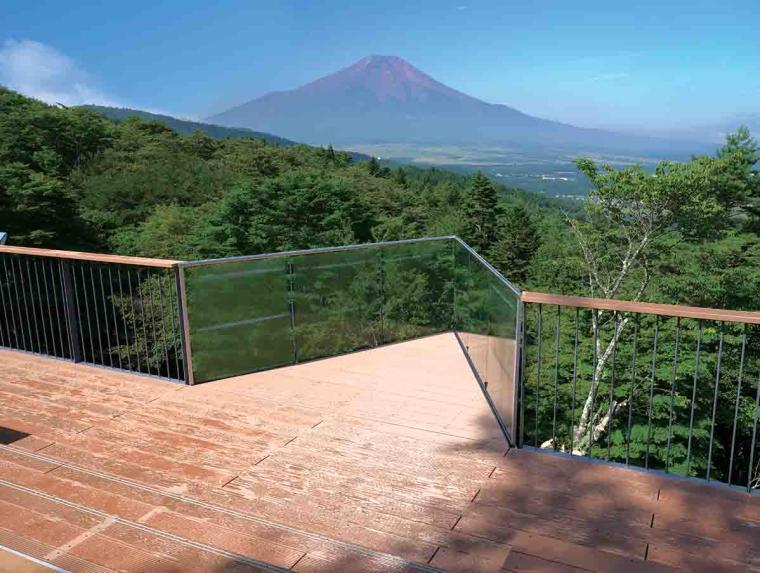 張り出しデッキには透明の柵があり、より眺望を楽しめます