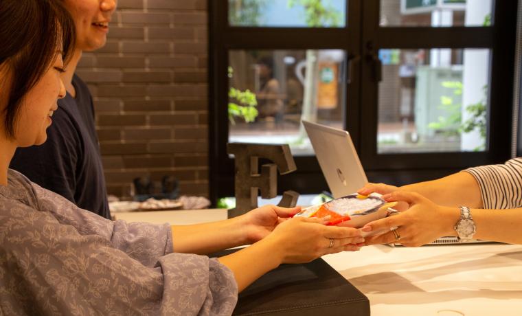 持参した食品は、チェックイン時にスタッフに預けます