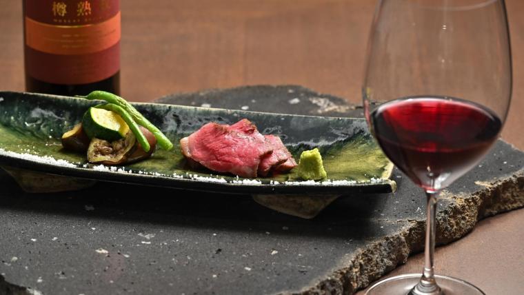 食事では地産の食材を中心とした日本料理を楽しめます