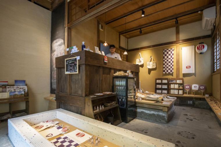 おとずれ堂の店内