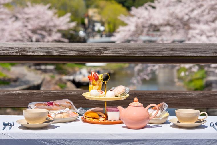 桜咲く花の上のアフタヌーンティ