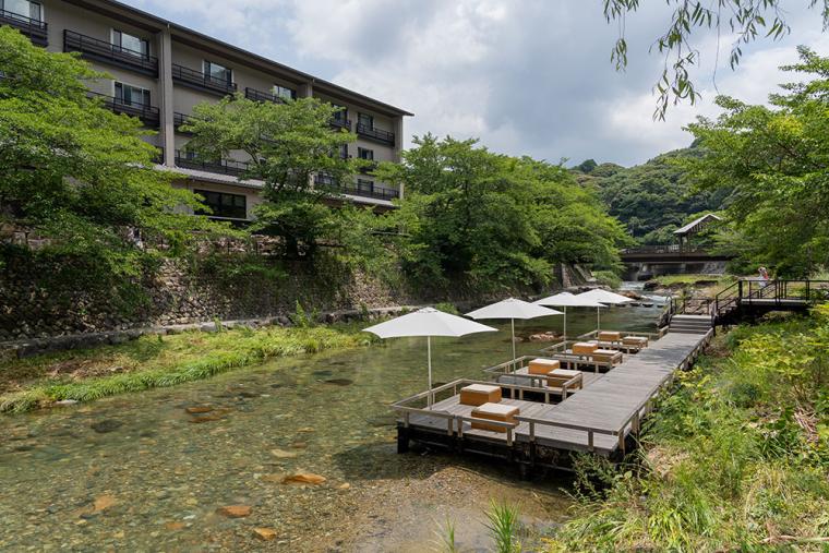 川床「おとずれ川テラス」