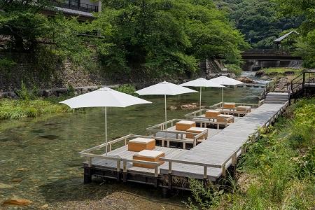 「星野リゾート界 長門」前の川床