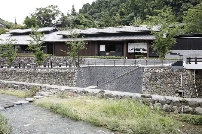 音信川の遊歩道