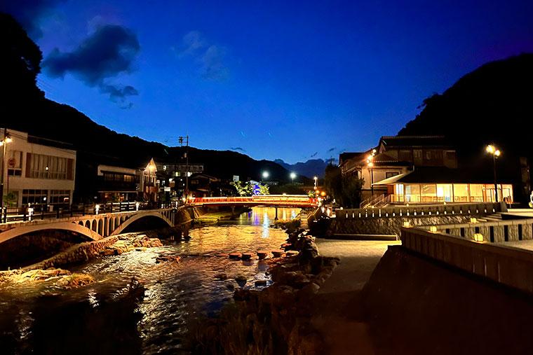 ライトアップされた長門湯本温泉街