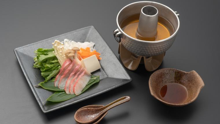 メイン料理のひとつ「金目鯛のしゃぶしゃぶ」
