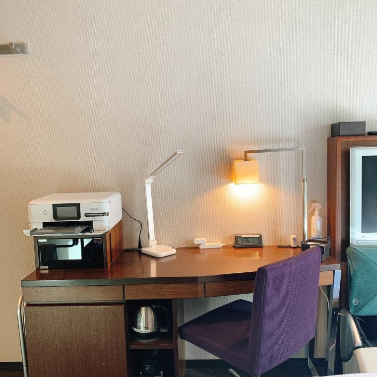 テレワーク専用部屋にはプリンターやスタンドライトを設置