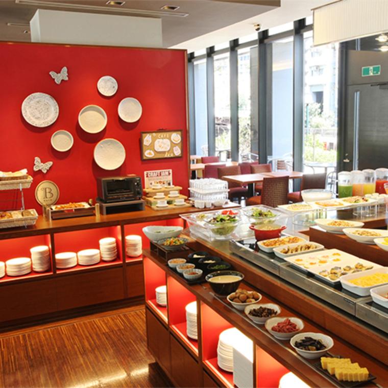 朝食会場のボンサルーテには美味しそうな料理がずらりと並びます