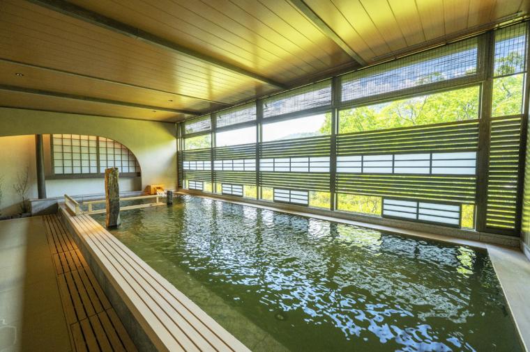 ヒノキ風呂や岩風呂などが完備された大浴場