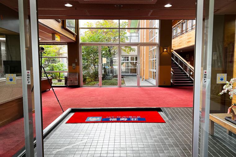 昭和レトロを感じる広々とした館内