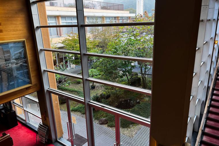 昭和レトロを感じる広々とした館内