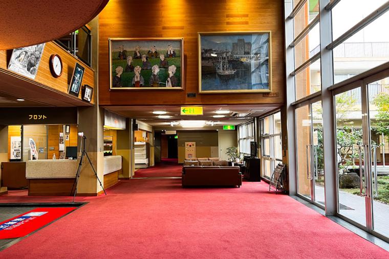 昭和レトロを感じる広々とした館内
