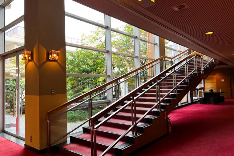 昭和レトロを感じる広々とした館内