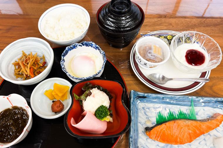 ボリュームたっぷりの朝食で旅の始まりを