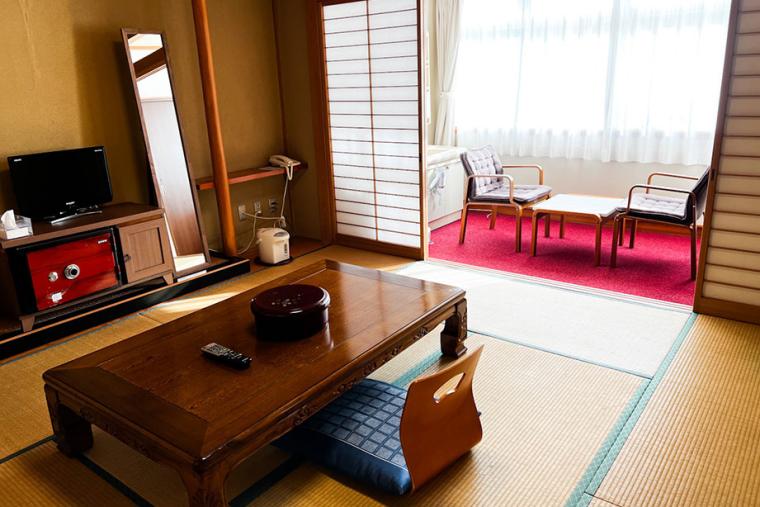 白肌の温泉とゆったり和室で、昭和レトロステイ！