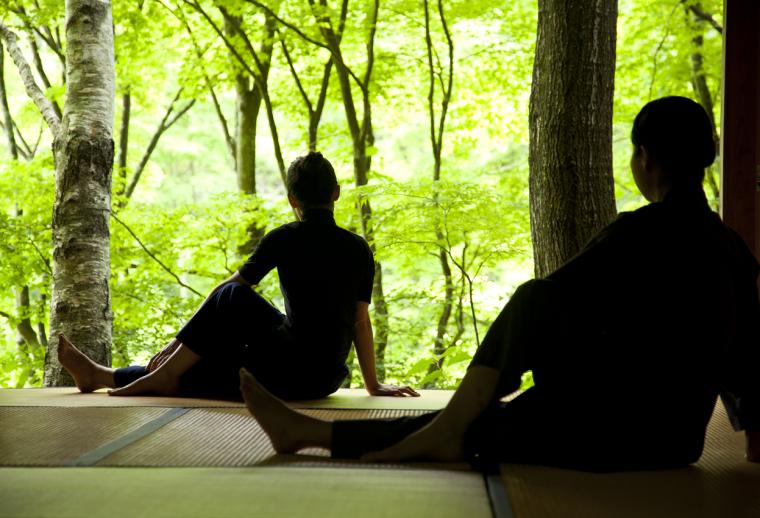 「のびのび深呼吸」で、軽井沢の朝の新鮮な空気を吸い込む