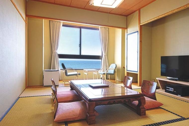 海の音を聞きながら過ごせる和室