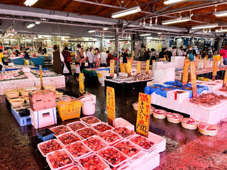 平日でもお客さんでいっぱい！「那珂湊おさかな市場」　