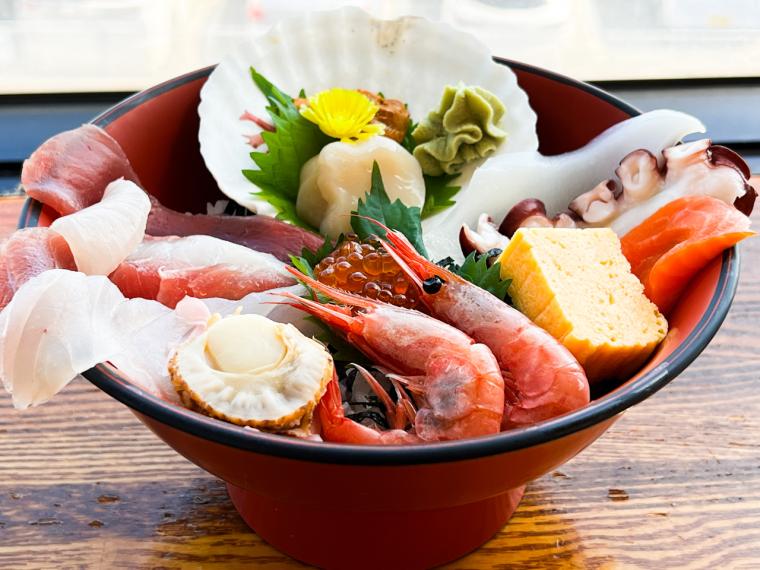 「ヤマサ水産」でボリュームたっぷりの海鮮丼でランチ