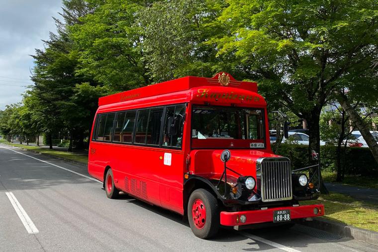 旧軽銀座から標高約1,200メートルmの見晴台をつなぐレトロな赤バス