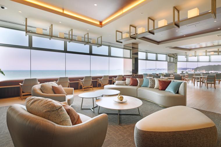 館内からは葉山の海を一望できます