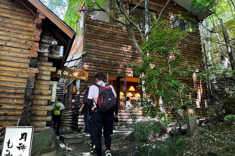 カフェから滝を眺められる癒しの「月待の滝」