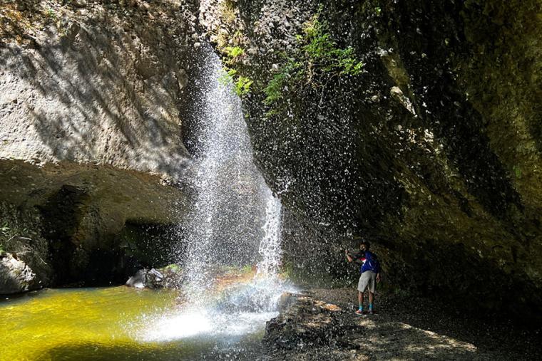カフェから滝を眺められる癒しの「月待の滝」