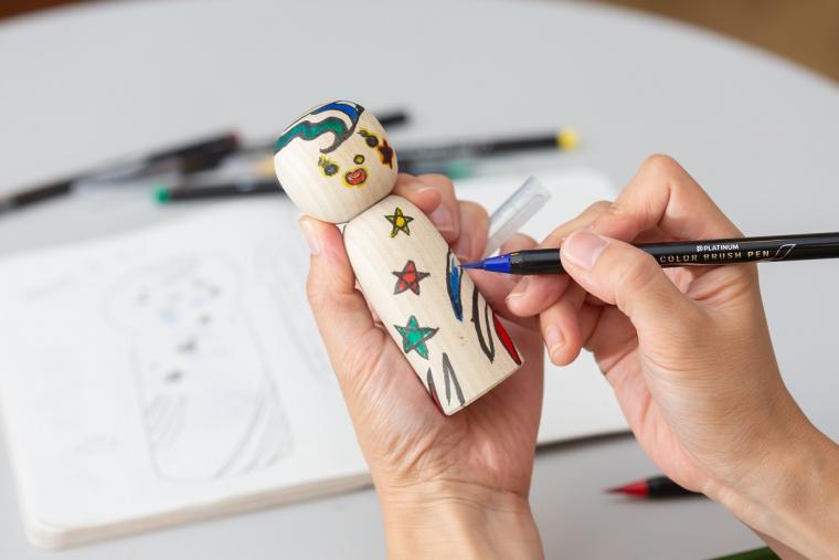 「Zao Onsen 湯旅屋 高湯堂」でこけしの絵付けに挑戦