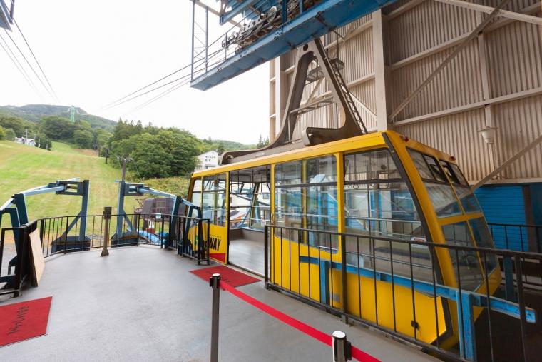 ロープウェイに乗車し、空中から蔵王の山並みを楽しむ