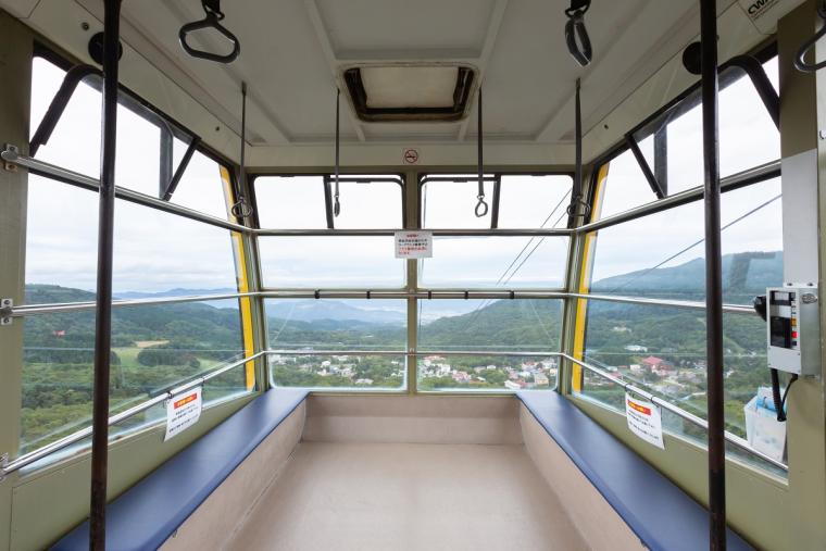 ロープウェイに乗車し、空中から蔵王の山並みを楽しむ
