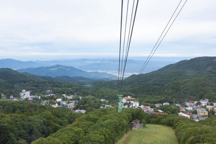ロープウェイに乗車し、空中から蔵王の山並みを楽しむ