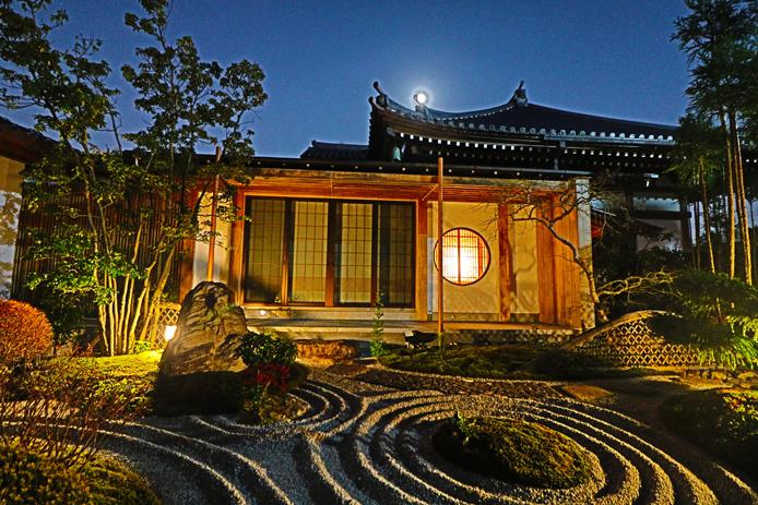 幻想的な姿を見ることができる夜間特別拝観