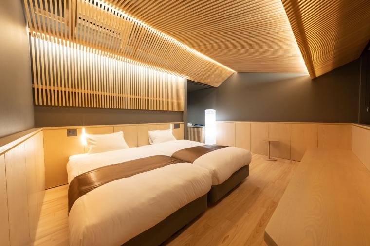 日本の伝統的な「なぐり加工」を施したユニバーサルツインルーム