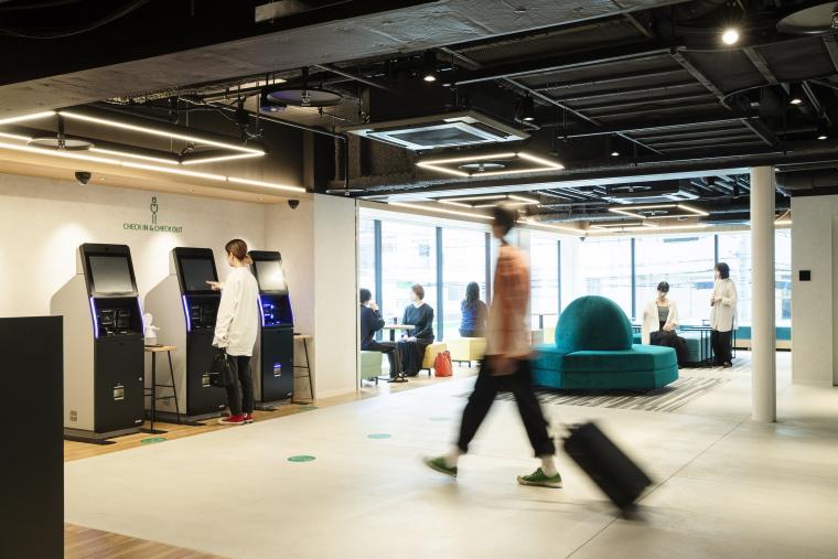 ロビーエリアと一体化したチェックインエリア