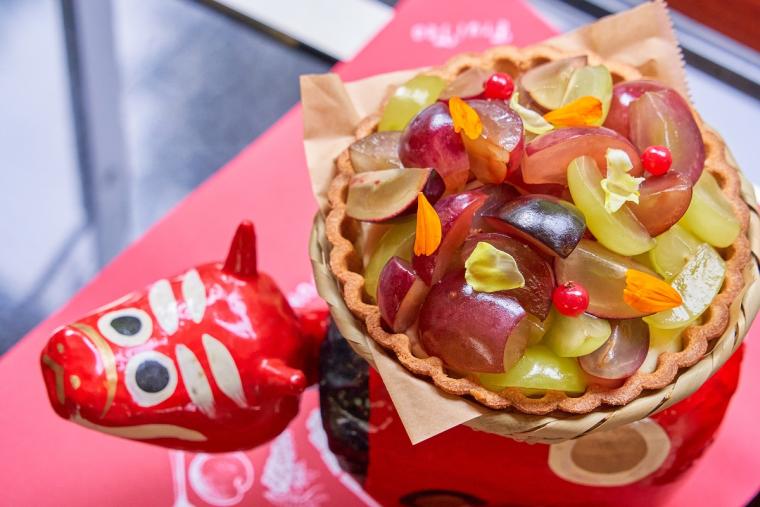 3種のぶどうのタルト 干し柿とアーモンドクリーム