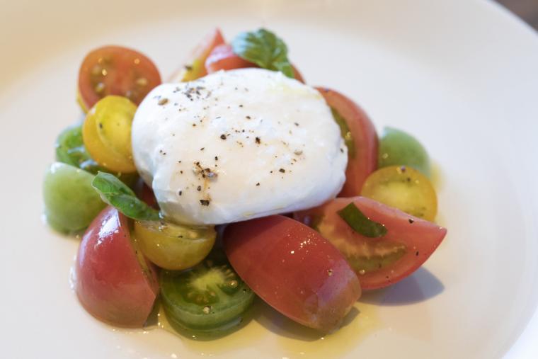 カプレーゼ 七富チーズ工房のモッツァレラチーズ アメ―ラトマト バジル 静岡オリーブオイル